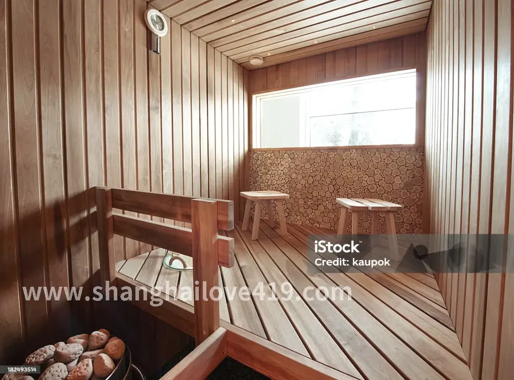 按摩师正在为客人进行按摩