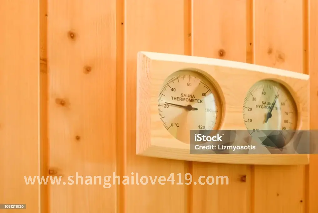 按摩师为顾客服务